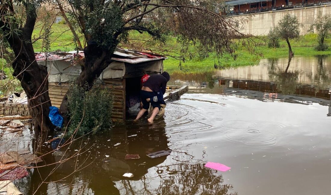 İzmir İtfaiyesi kahramanlık hikayesi! Karşıyaka'da barakada mahsur kalan vatandaşı sırtında
