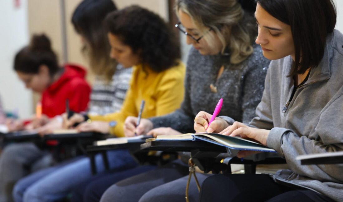 İzmir'de edebiyat ve müzik buluştu! Gündüz Öğüt yönetimindeki müzikli yazarlık