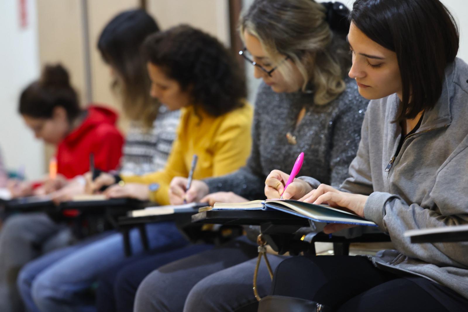 İzmir'de edebiyat ve müzik buluştu! Gündüz Öğüt yönetimindeki müzikli yazarlık