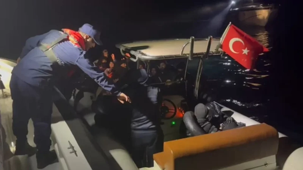 İzmir Urla açıklarında 11'i çocuk 28 düzensiz göçmen yakalandı. Bir
