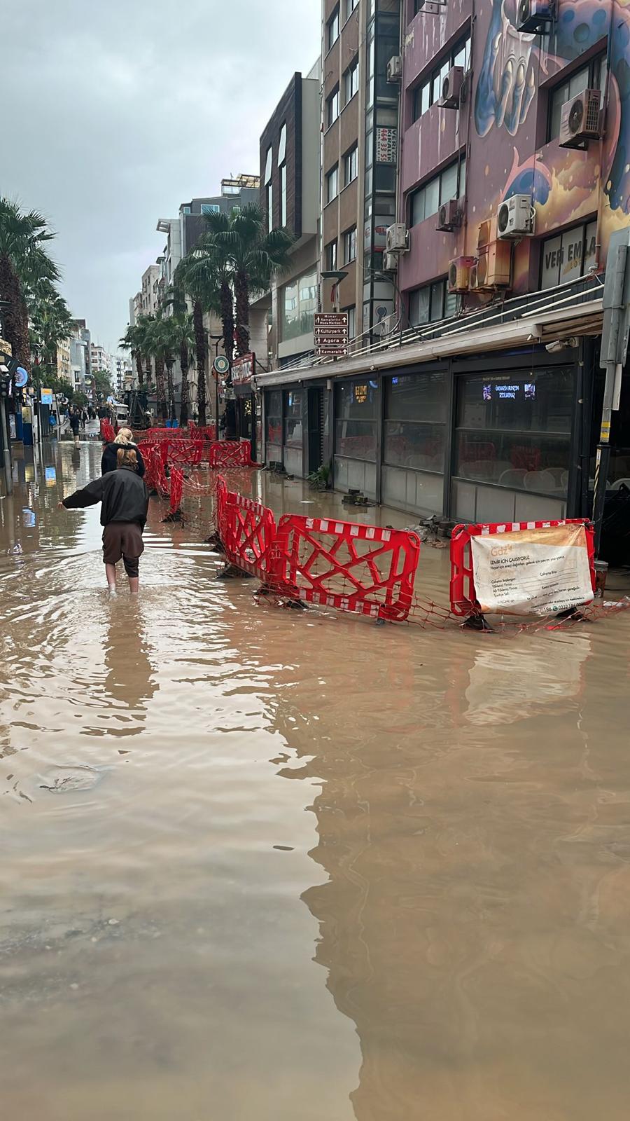 İzmir’de Çifte Tehdit Yağış ve Deniz Seviyesi Aynı Anda Yükseldi