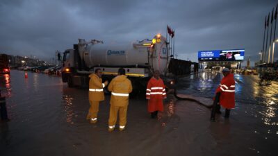 İzmir’de yağış ve deniz seviyesi yükseldi. Büyükşehir ekipleri Bostanlı, Pasaport