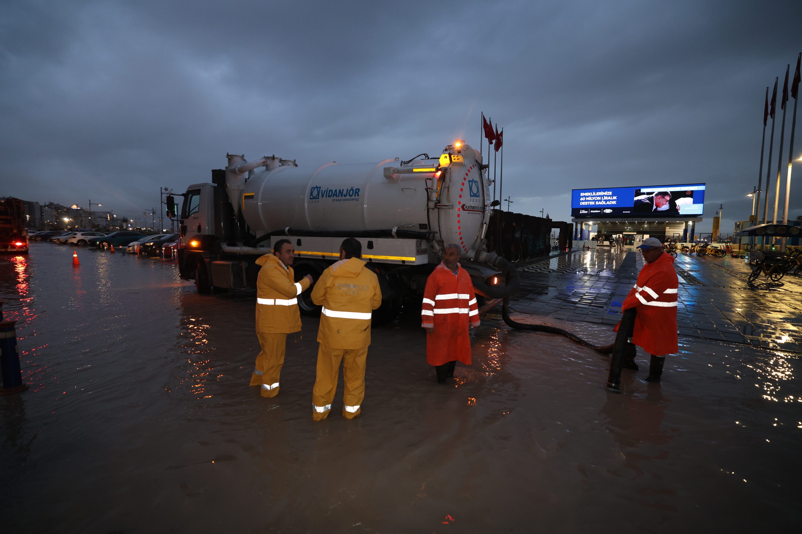 İzmir’de yağış ve deniz seviyesi yükseldi. Büyükşehir ekipleri Bostanlı, Pasaport