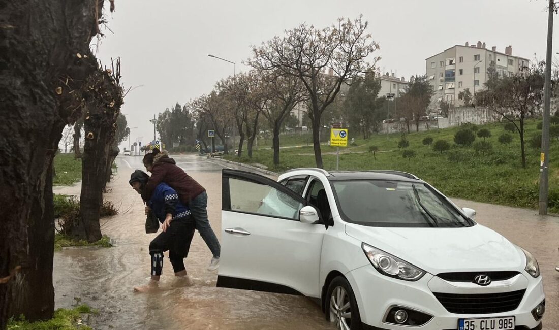 İzmir'deki sağanakta mahsur kalanları sırtında taşıyan zabıta ekipleri, yürekleri ısıtan