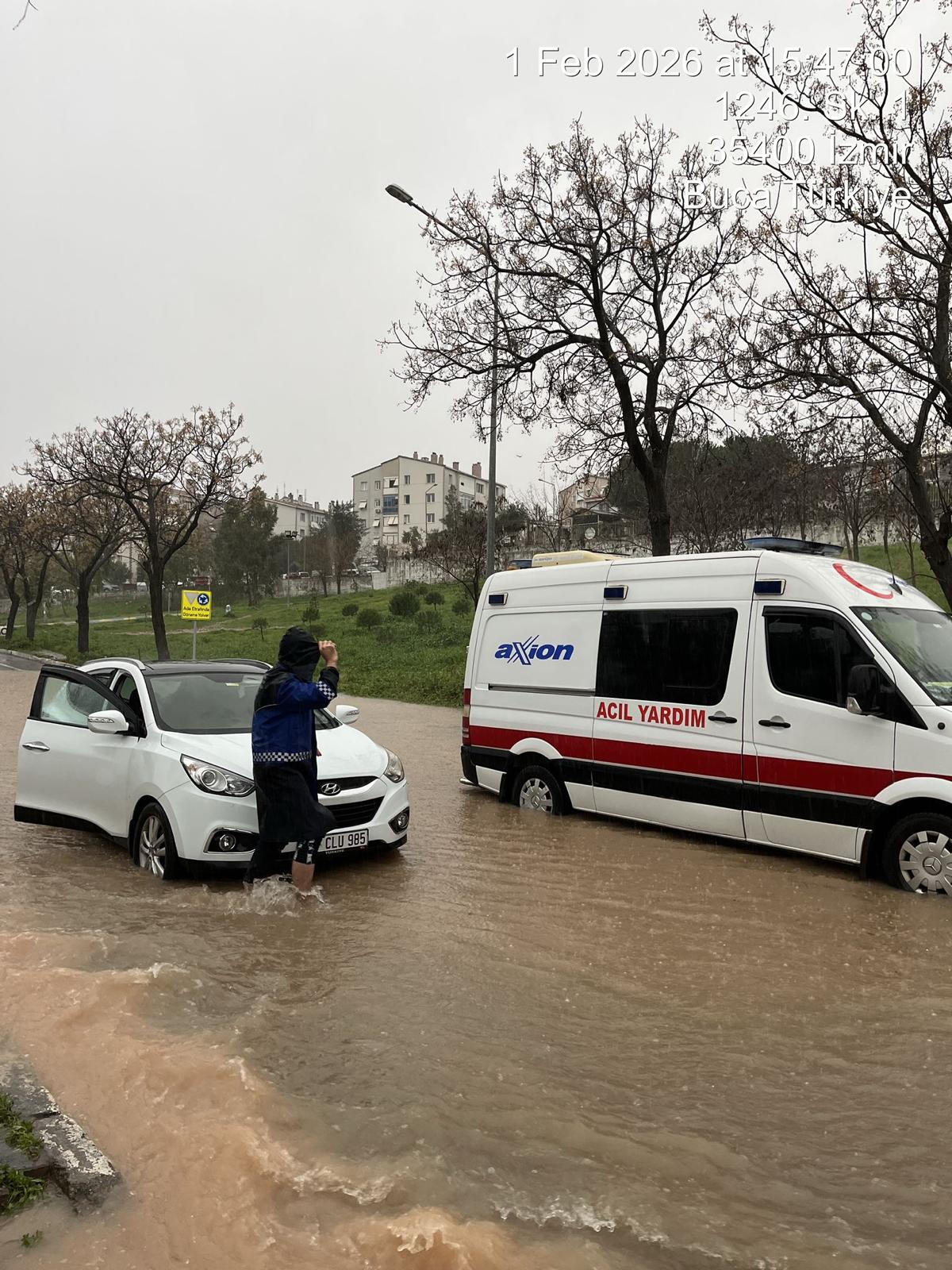 İzmir'de Zabıta vatandaşı sırtında taşıdı