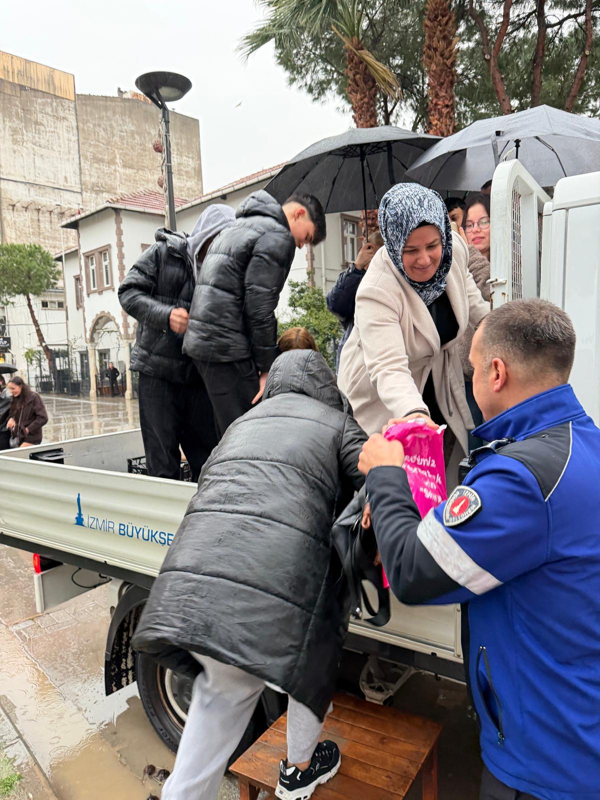 İzmir'de Zabıta vatandaşı sırtında taşıdı