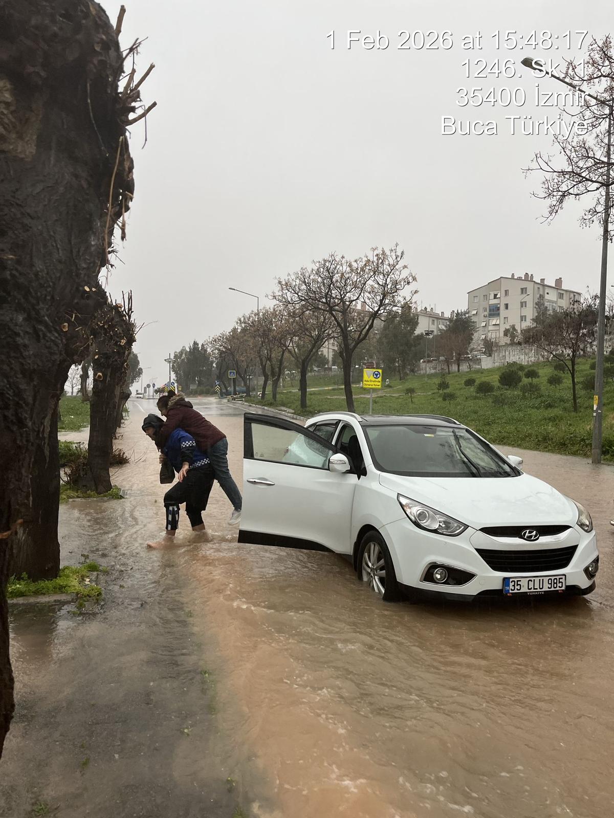 İzmir'deki sağanakta mahsur kalanları sırtında taşıyan zabıta ekipleri, yürekleri ısıtan