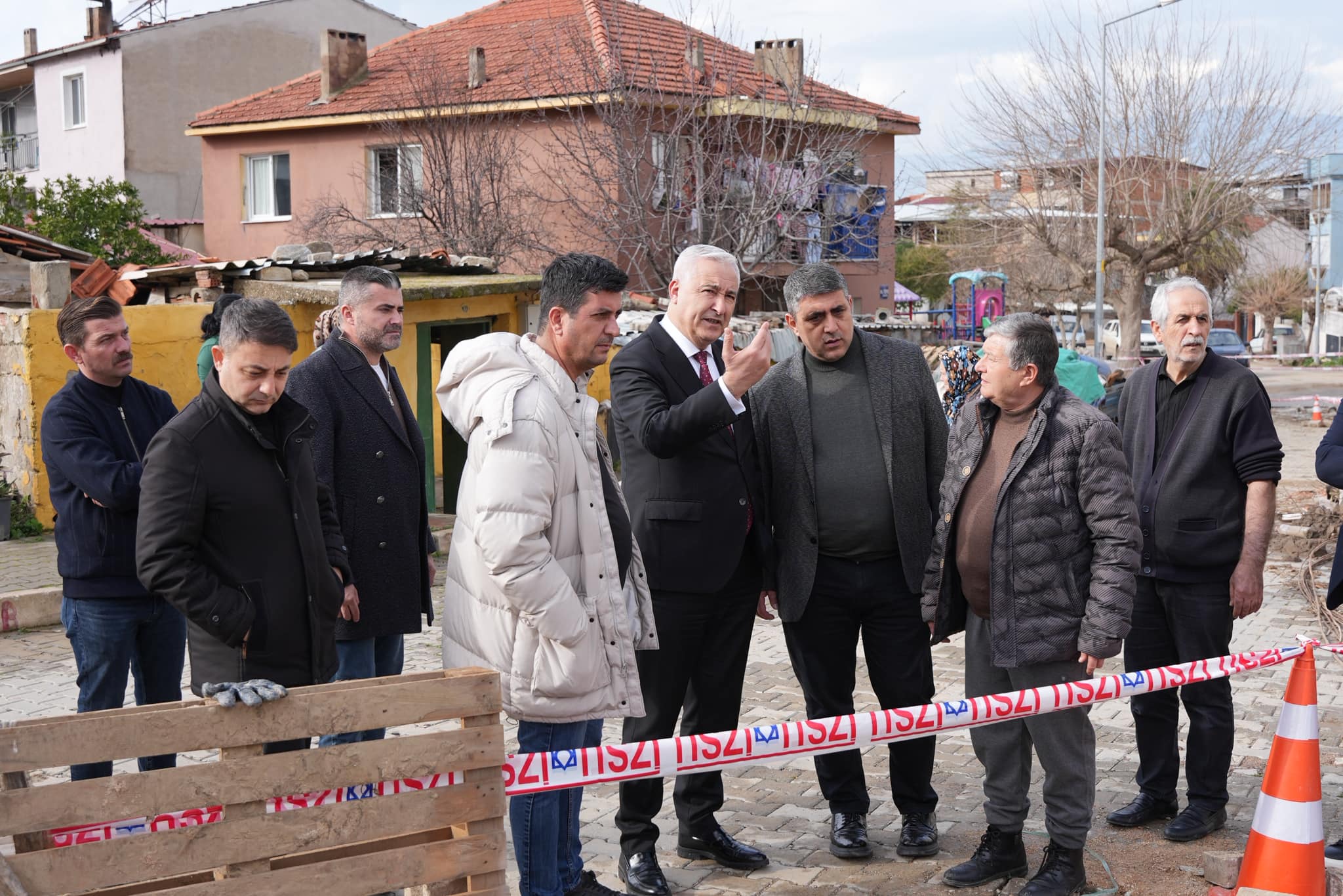 Kemalpaşa'da selin izlerini silmek için ekipler 2 haftadır 7/24 sahada