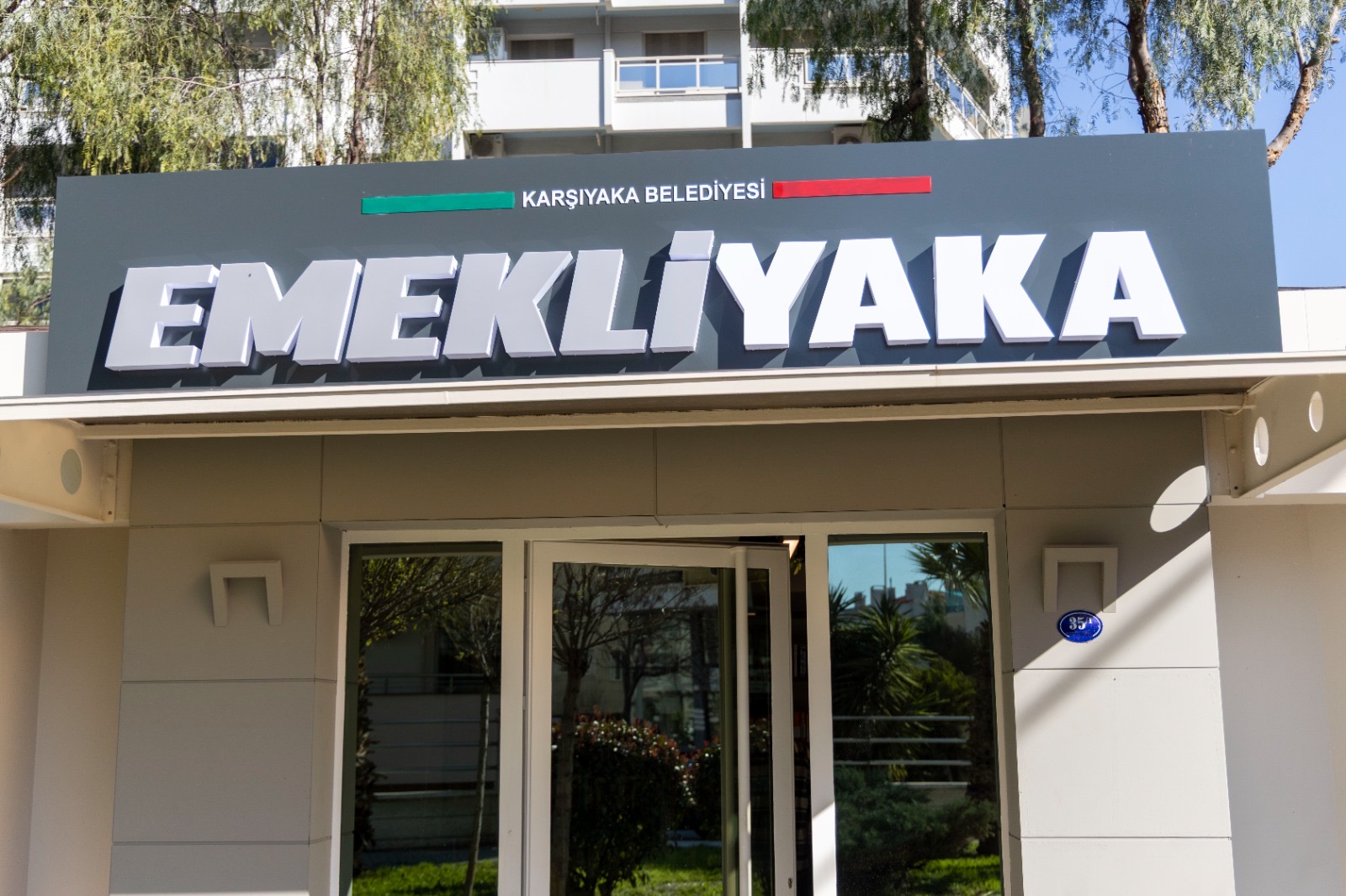 Karşıyaka Emekli Yaka açılıyor! Atakent Caher Dudayev Bulvarı'ndaki sosyal tesisin