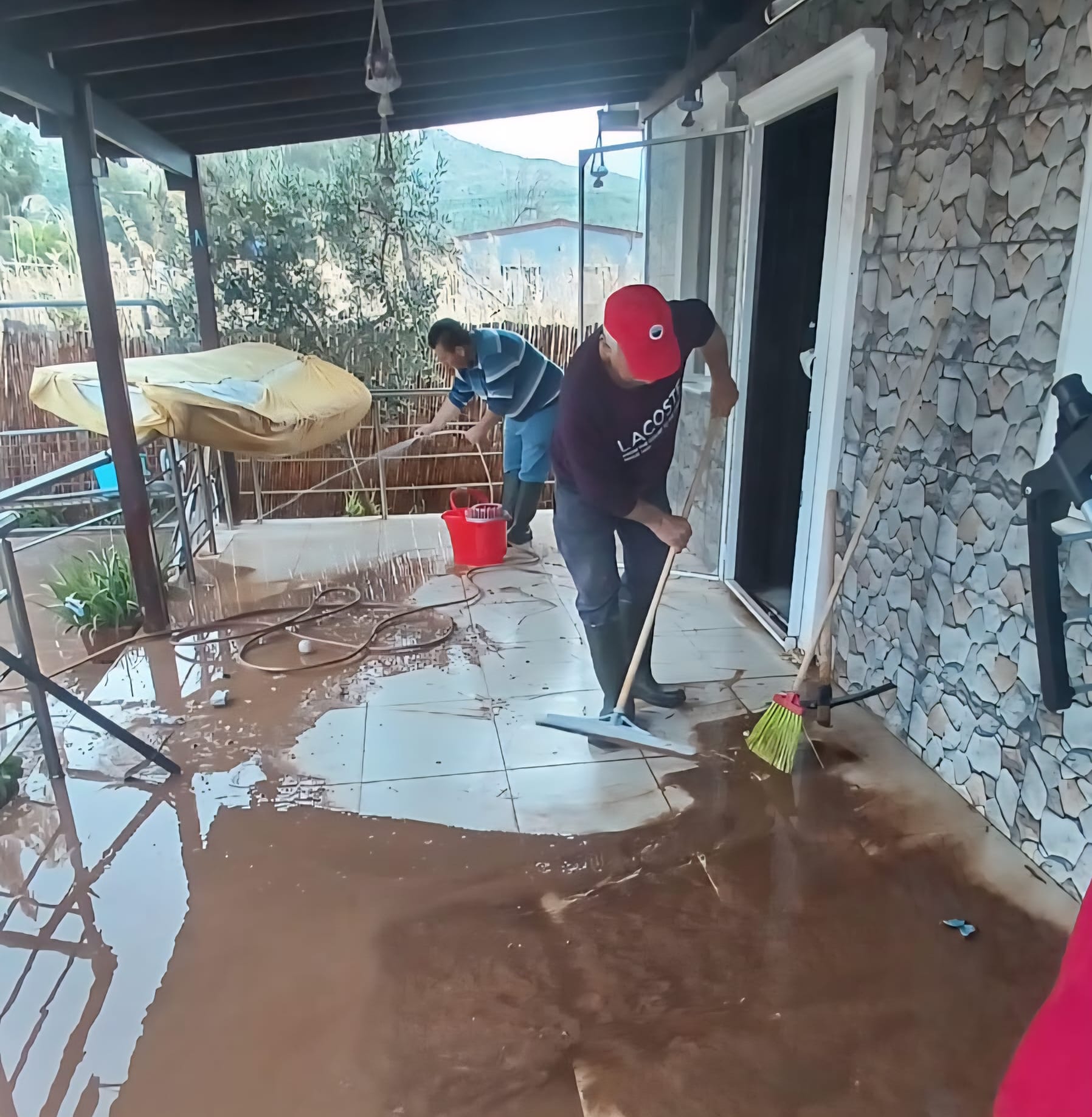 Menderes temizlik çalışması kapsamında su baskını yaşayan evler belediye ekiplerince