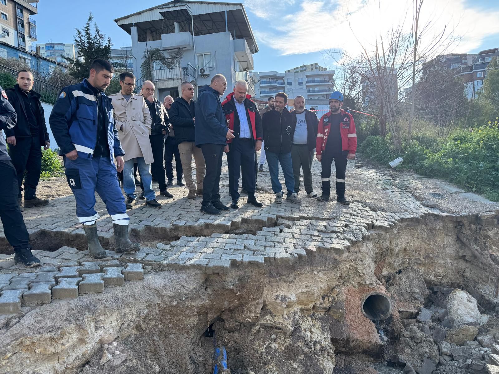 Menemen Belediyesi MAKUR ekipleri sel ve istinat duvarı çökmesine karşı