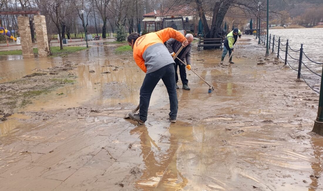 Ödemiş Sağanak Yağış Alarmı! Belediye Sahada Teyakkuzda Ödemiş sağanak yağış sonrası alarm verdi. Bozdağ’da metrekareye 200 kg