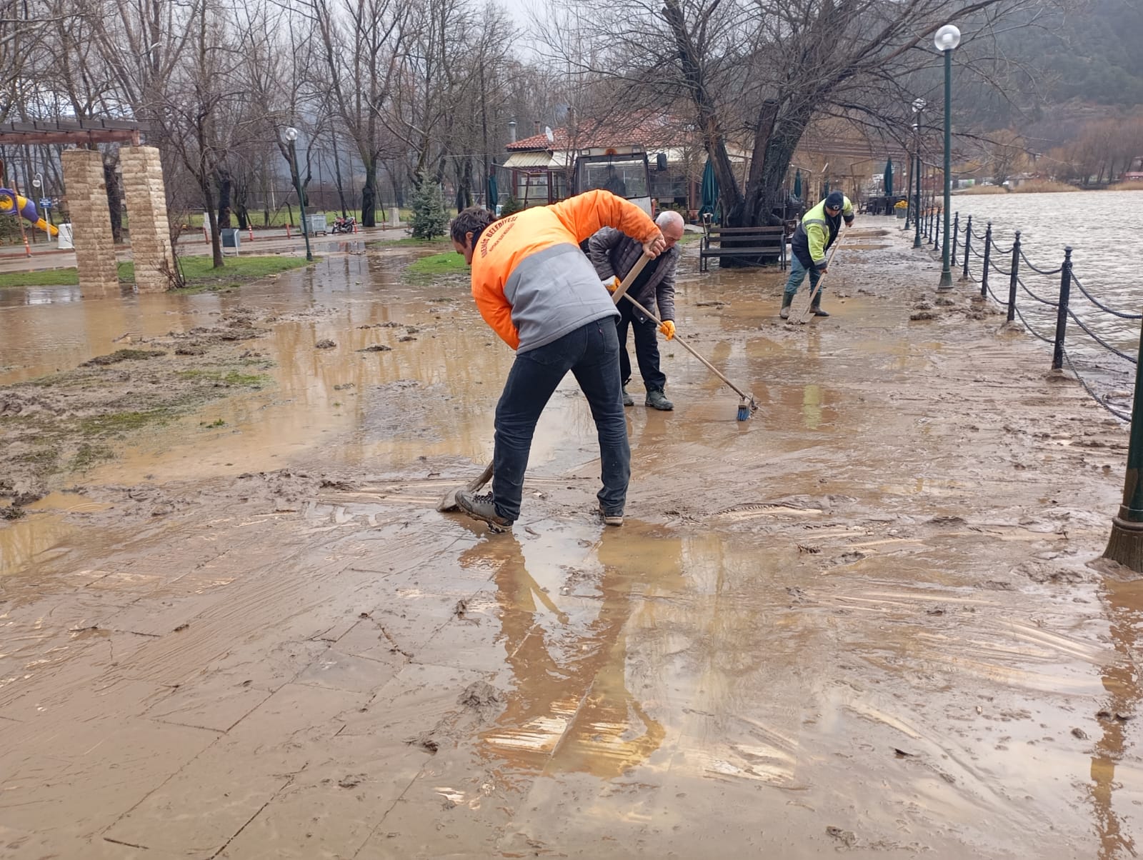 Ödemiş sağanak yağış sonrası alarm verdi. Bozdağ’da metrekareye 200 kg