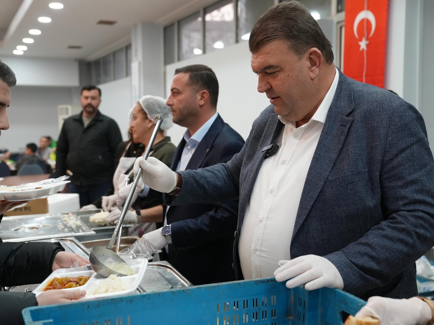 Seferihisar Belediyesi İftar Sofralarını Kurdu