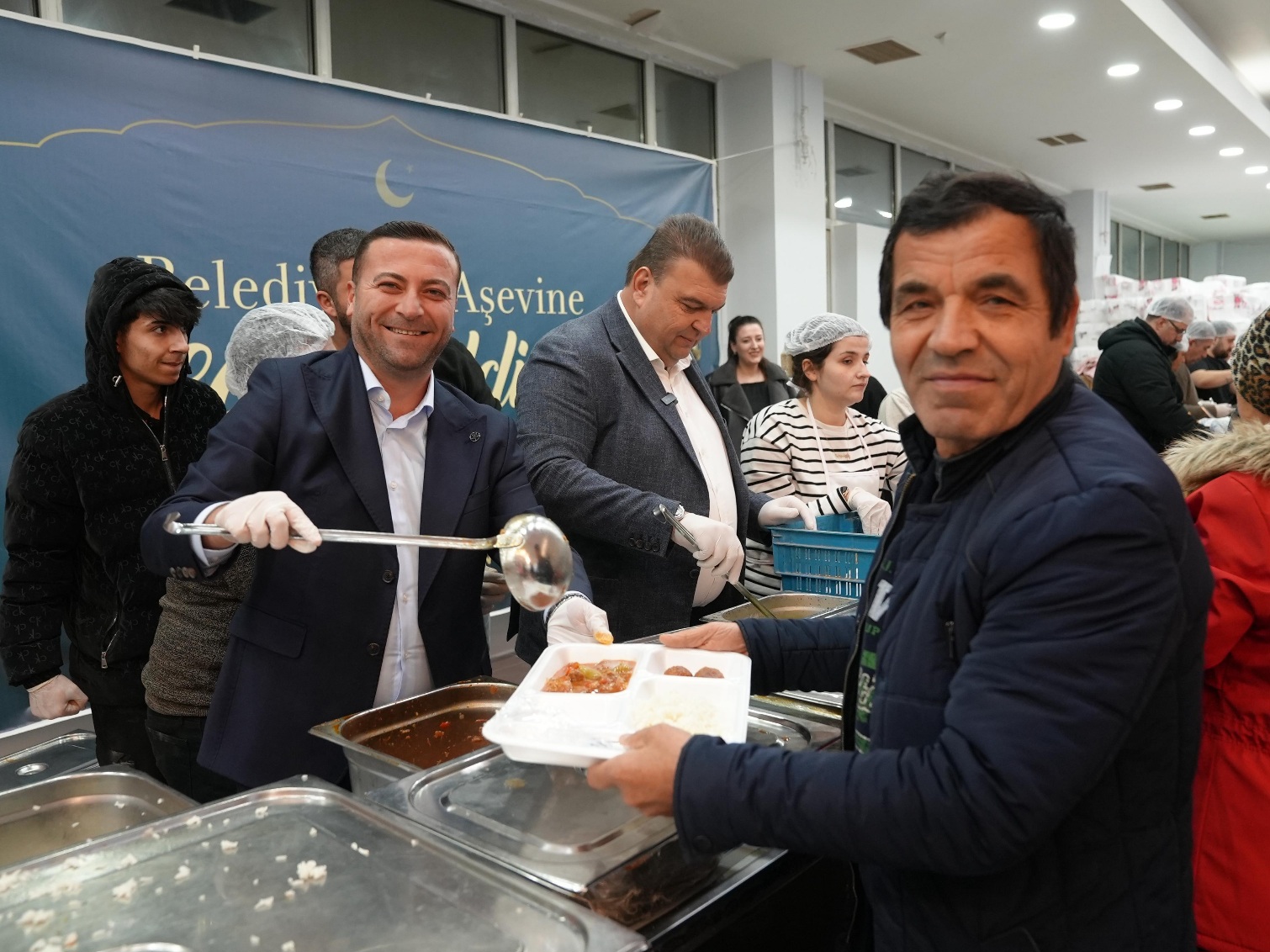 Seferihisar Belediyesi iftar sofraları Ürkmez ve Merkez'de kuruldu! Başkan İsmail