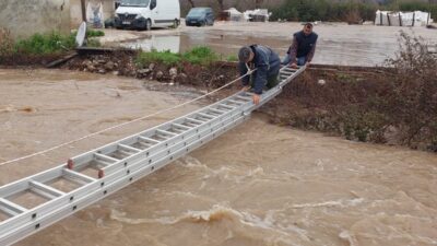 Seydikemer'de sel dehşeti! Eşen Çayı taşınca balık çiftliğinde mahsur kalan