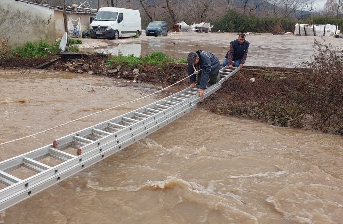 Seydikemer'de sel dehşeti! Eşen Çayı taşınca balık çiftliğinde mahsur kalan