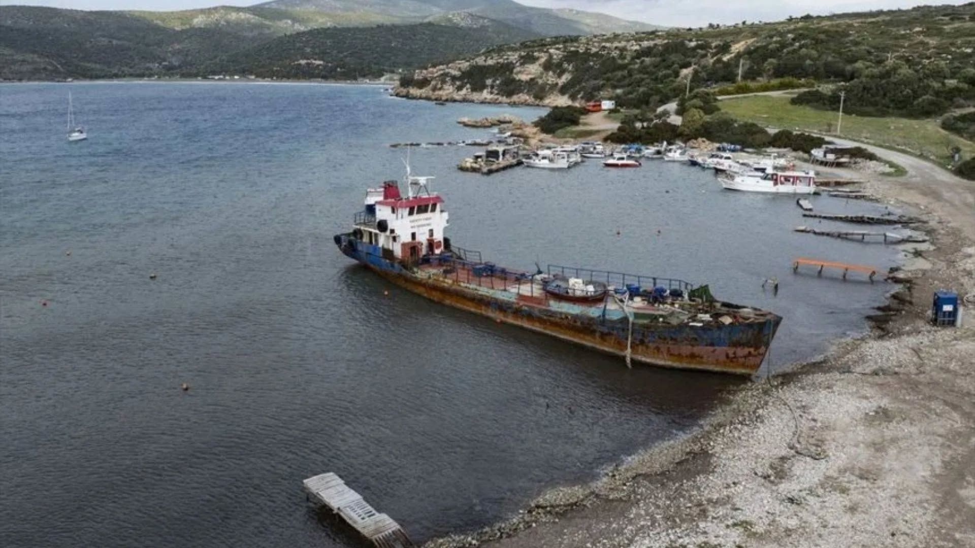 Urla Ada Koyu'nda hurda gemi felaketi! Deniz Yücel'den AKP'ye sert