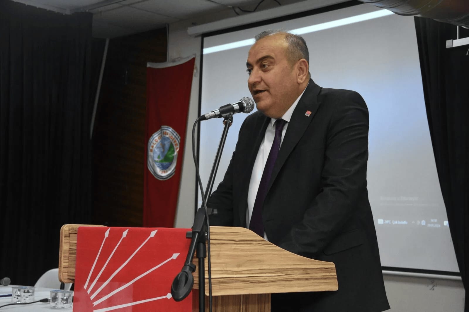 CHP Balçova Başkanı Aküzüm, AKP'li rakibine sert çıktı: "Asfaltı görmeden
