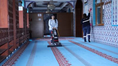 Bayraklı Belediyesi, Ramazan boyunca mahallelerde iftar sofraları kurup geleneksel etkinliklerle