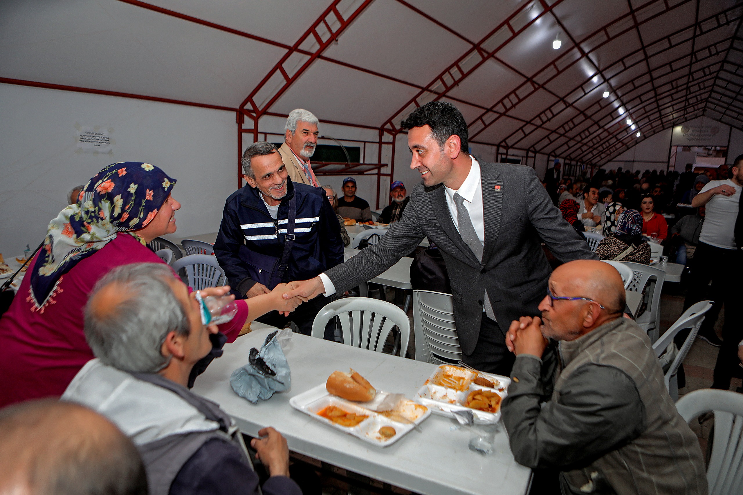 Bayraklı Belediyesi mahalle mahalle kurulacak iftar sofraları ve geleneksel gösterilerle