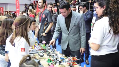 Bayraklı'nın ev sahipliği yaptığı Fibonacci Uluslararası Robot Olimpiyatları'nda Rangers takımı