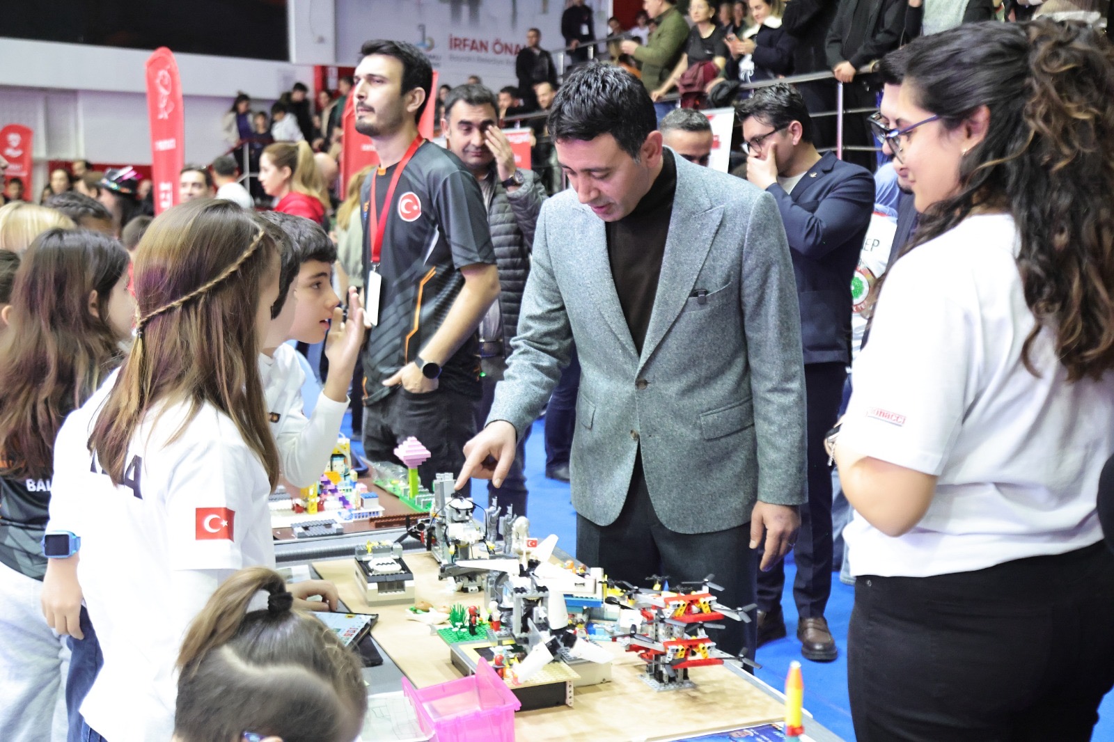 Bayraklı'nın ev sahipliği yaptığı Fibonacci Uluslararası Robot Olimpiyatları'nda Rangers takımı