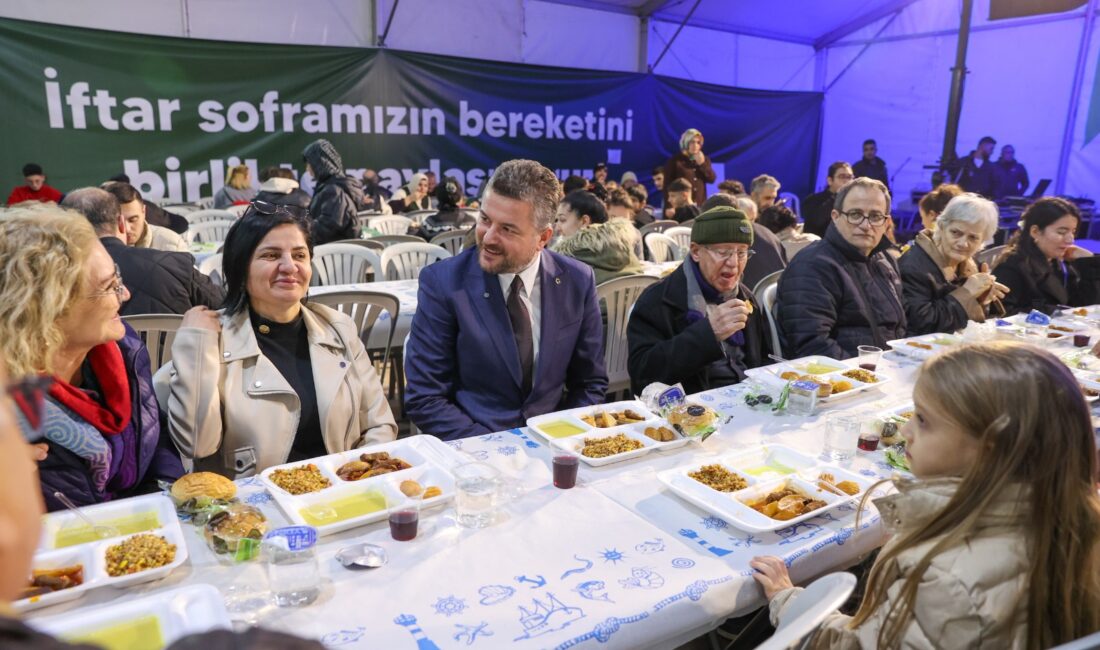 BUCA’DA GÖNÜLLER BU SOFRADA BULUŞUYOR: BAŞKAN DUMAN’DAN TÜM İLÇEYE DAVET! Buca'da Ramazan bereketi Şirinyer'de kurulan dev sofralarla paylaşılacak. Başkan Duman