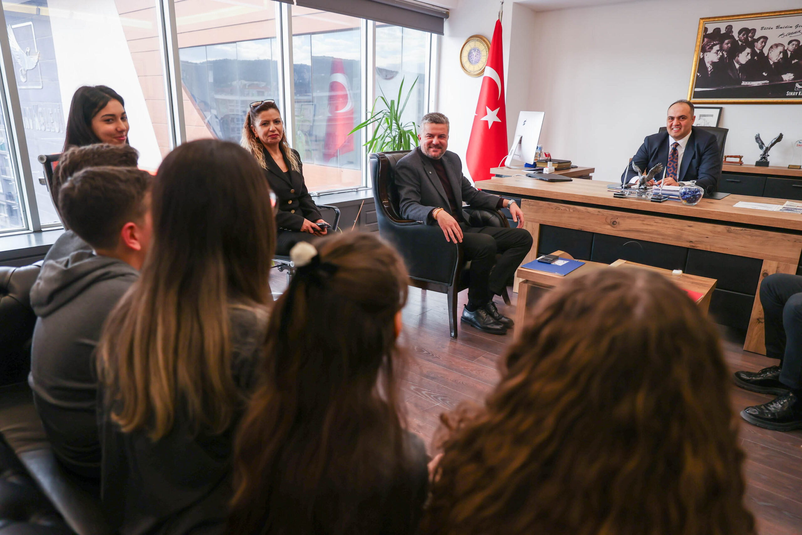 Buca’da pet şişeleri mamaya dönüştüren akıllı sistem parklarda hayata geçiyor;