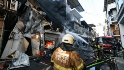 Buca'da yoğurt tesisinde çıkan yangın itfaiye ekiplerince binalara sıçramadan söndürüldü.