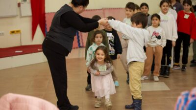 Dikili Belediyesi'nin düzenlediği etkinliklerle çocuklar yarıyıl tatilini eğlenerek ve öğrenerek
