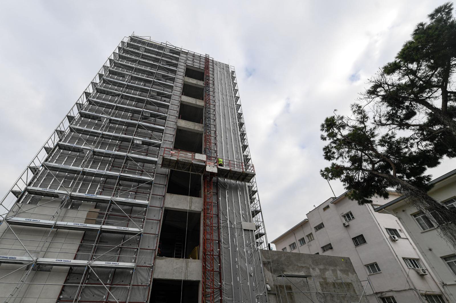 Eşrefpaşa Hastanesi'nin yeni hizmet binasında kaba inşaat tamamlandı; dev sağlık