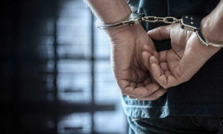 Gaziemir’de Miras Oyunu: Anneannesini Dolandıran Torun Yandı İzmir Gaziemir'de 85 yaşındaki anneannesini dolandıran torun ve işbirlikçisi tutuklanarak