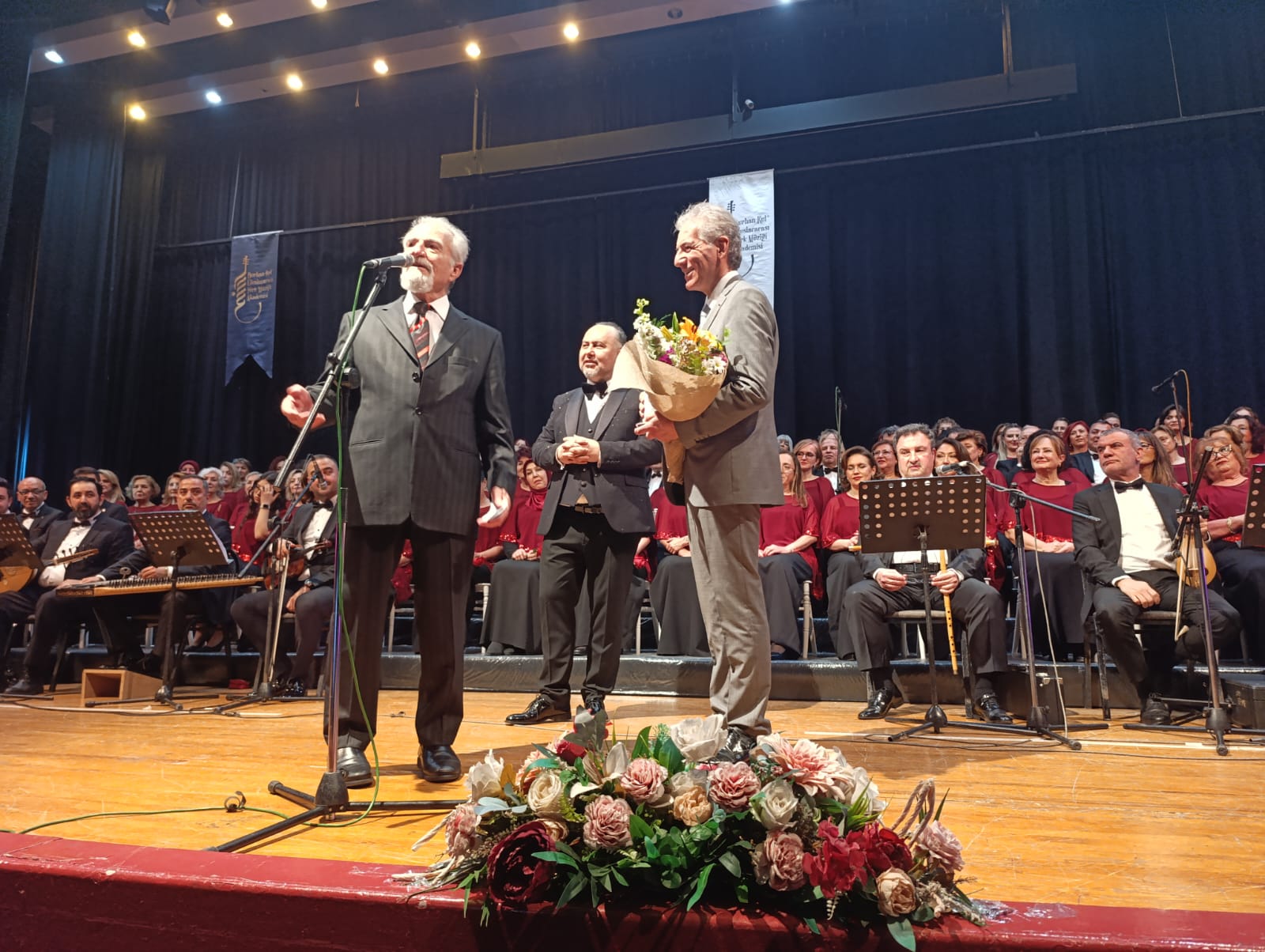 Ege Üniversitesinden Halil İbrahim Yüksel, İzmir'de düzenlenen törende Râkım Elkutlu