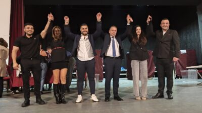 İzmir Hamamcılar Odası'nda Özge Sarı 35 yıllık başkanı devirdi. İESOB