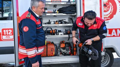 İzmir İtfaiyesi paramedikleri cerrahi hassasiyetle hayat kurtaran kritik müdahalelere imza