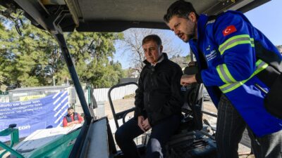Başkan Cemil Tugay, kentin ana arterlerinde süren asfalt serim çalışmalarını