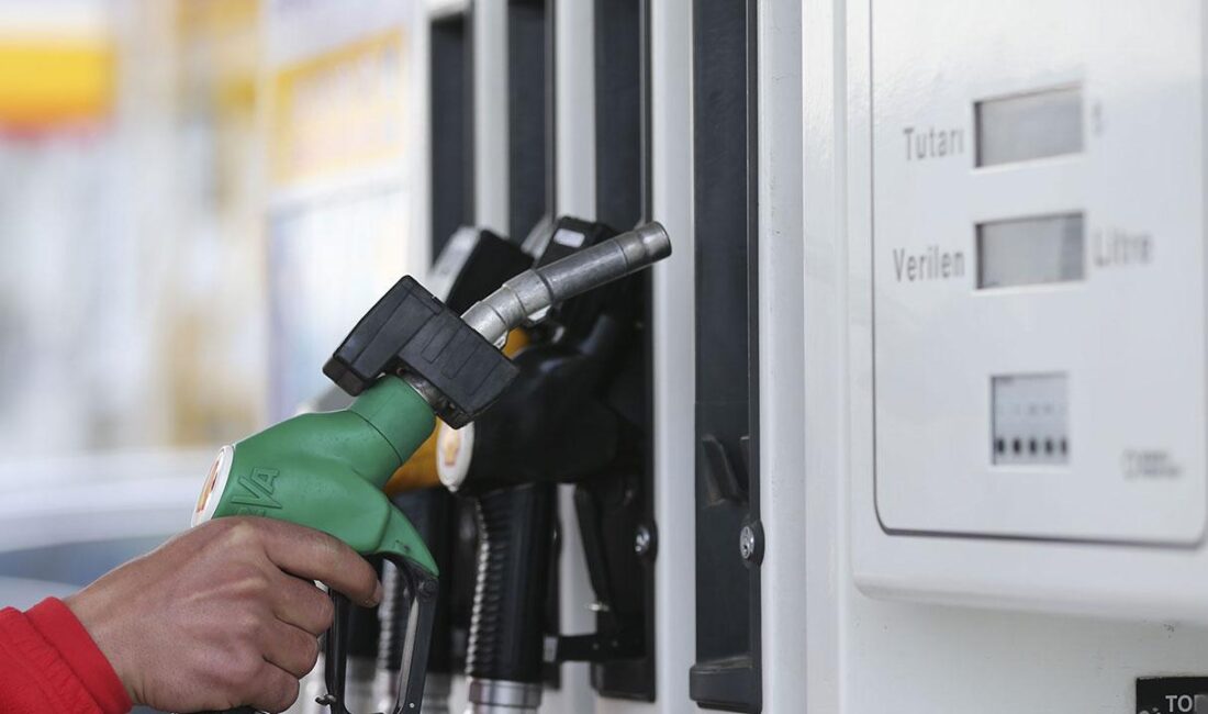Benzine Zam Geliyor: İzmir’de Fiyatlar Uçacak Benzine 12 Şubat Perşembe günü 1,55 TL zam bekleniyor. İzmir