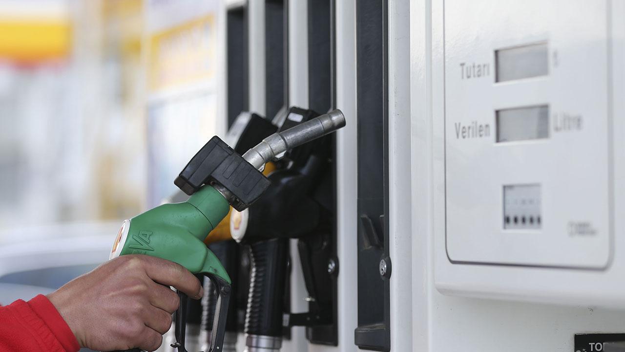 Benzine 12 Şubat Perşembe günü 1,55 TL zam bekleniyor. İzmir