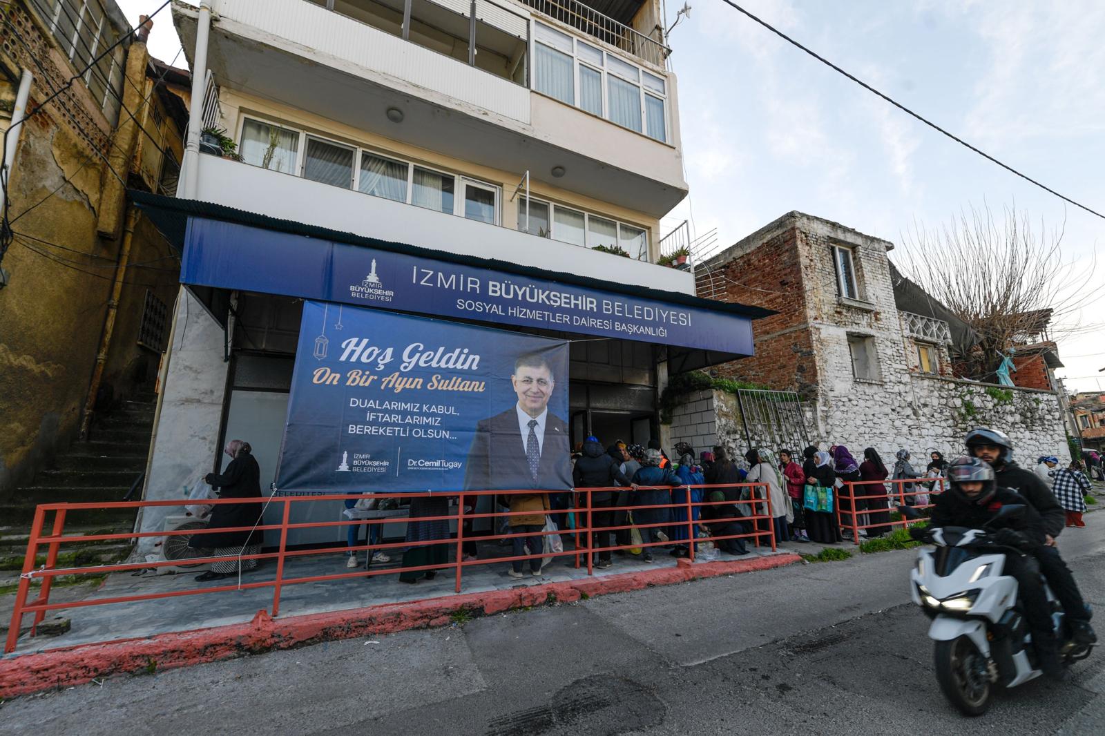 İzmir Büyükşehir Belediyesi, her gün 15 bin ihtiyaç sahibine ücretsiz