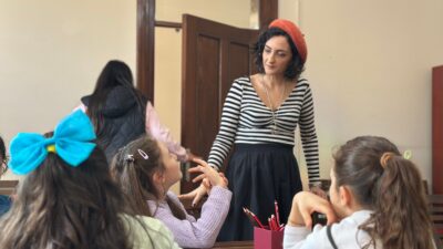 Çocuklar Alsancak Kent Kütüphanesi’ndeki atölyede sevgi mektupları yazarak duygularını ifade