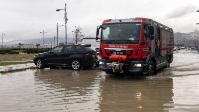 İzmir'de alçak basınçla deniz 85 cm yükseldi; uzmanlar taşmanın fiziksel