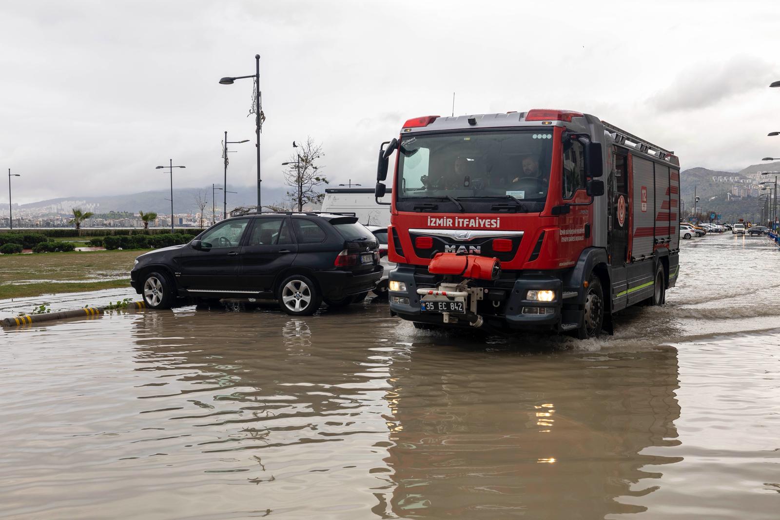 İzmir'de alçak basınçla deniz 85 cm yükseldi; uzmanlar taşmanın fiziksel