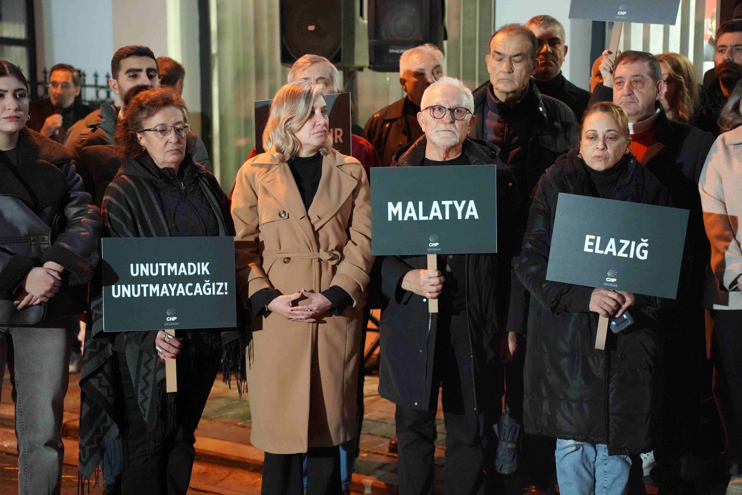 CHP İzmir, asrın felaketinin 3. yılında 04.17’de düzenlenen törenle deprem