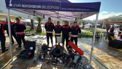 İzmir'de 6 Şubat depremi anma programında, enkazdan can kurtaran ekipmanlar