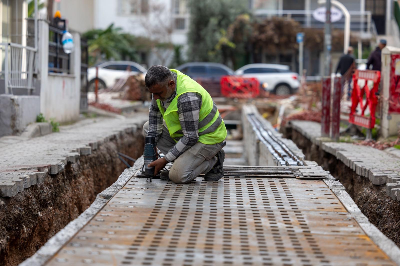 İzmir'de İZSU, 2,5 milyar liralık yatırımla 12 ilçede yağmur suyu