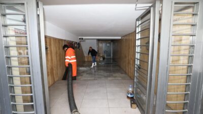 İzmir'deki kuvvetli sağanak yağış sonrası Büyükşehir ekipleri 1365 personel ve