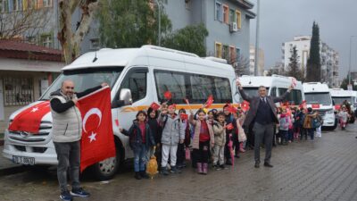 İzmirli servisçiler araçlarını bayraklarla süsleyerek öğrencilere binlerce Türk bayrağı dağıttı.