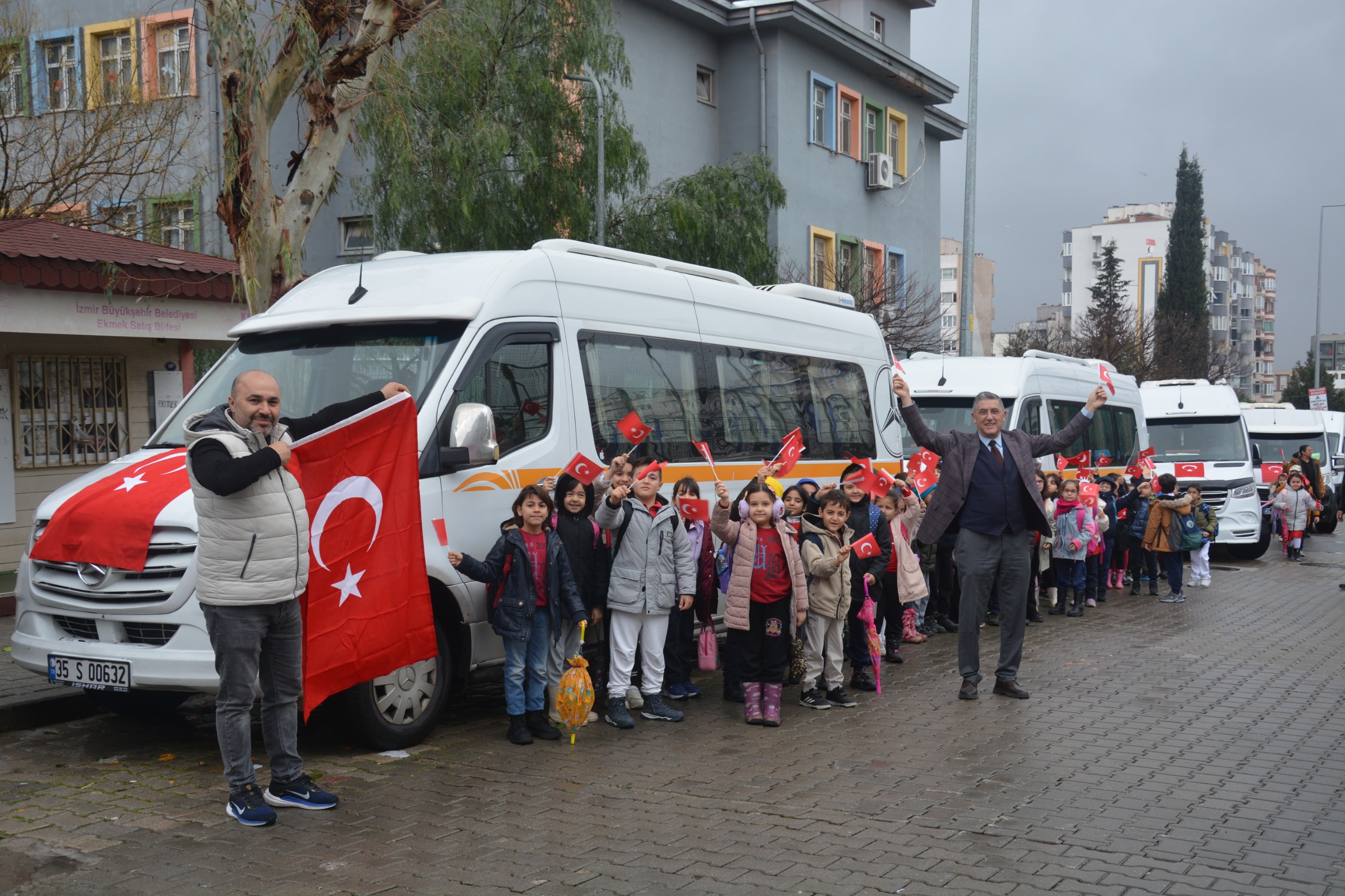 İzmirli servisçiler araçlarını bayraklarla süsleyerek öğrencilere binlerce Türk bayrağı dağıttı.