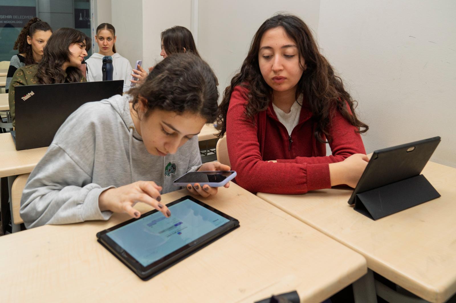İzmir'de yapay zekâlı matematik eğitimi dönemi başladı. Öğrencilerin başarı oranı